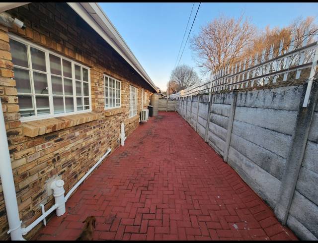 3 BEDROOM TOWNHOUSE FOR SALE IN PROTEA PARK